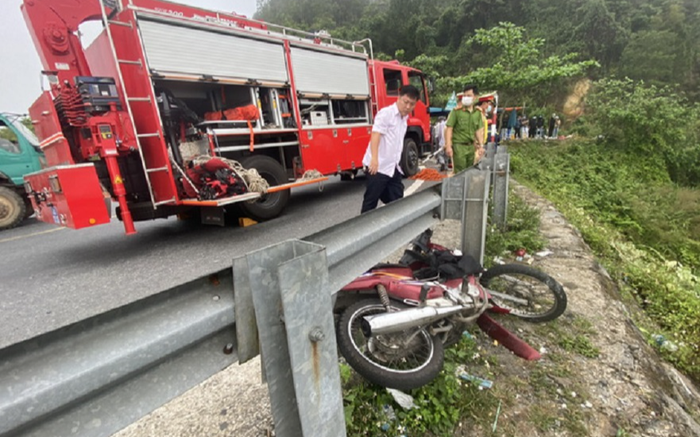 Giải cứu thành công nam thanh niên rơi xuống vực sâu 30m trên đèo Hải Vân