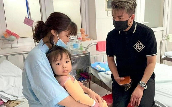 Đàm Vĩnh Hưng đích thân đến bệnh viện, trao tận tay số tiền 'khủng' cho bệnh nhi bị bỏng nước sôi