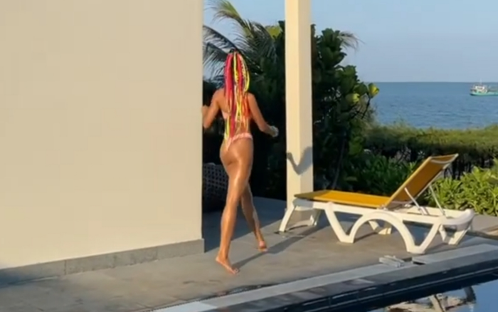 H'Hen Niê diện bikini khoe vòng 3 quả táo, catwalk 'sương sương' mà dân tình hú hét không ngừng