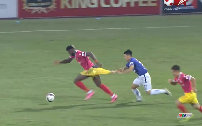 Đình Trọng bị đánh vào mặt trong ngày Hà Nội FC thoát chết phút 90