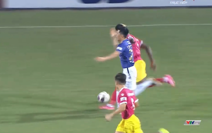 VIDEO: Cận cảnh Đình Trọng kéo quần Chevaughn Walsh, bị trả đũa trúng mặt