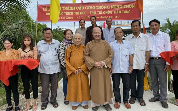 Đại đức Thích Trí Huệ xây dựng cầu đường cho nông dân nghèo