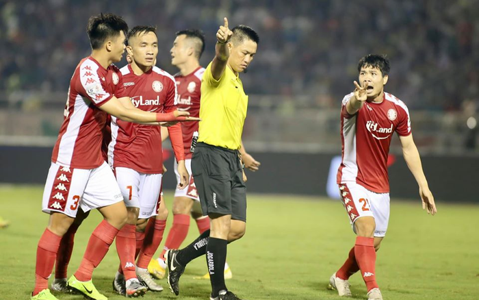 Trọng tài yếu kém khiến bóng đá Việt Nam xấu xí vì bạo lực sân cỏ?