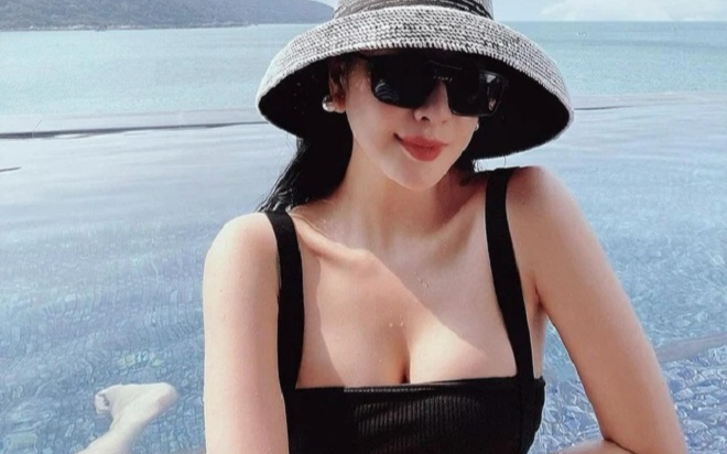 Rich kid bí ẩn của hội con nhà giàu xuất hiện với hình ảnh khoe đường cong nóng bỏng