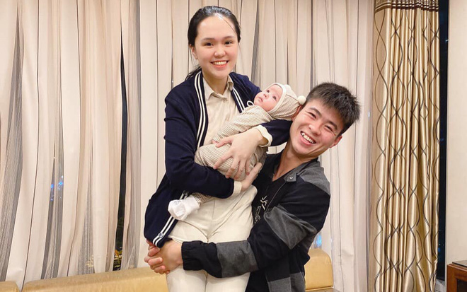 Dân mạng lo lắng khi vợ Duy Mạnh tâm sự: 'Có lúc muốn gục ngã nhưng nhìn thấy con cười phải gạt đi'