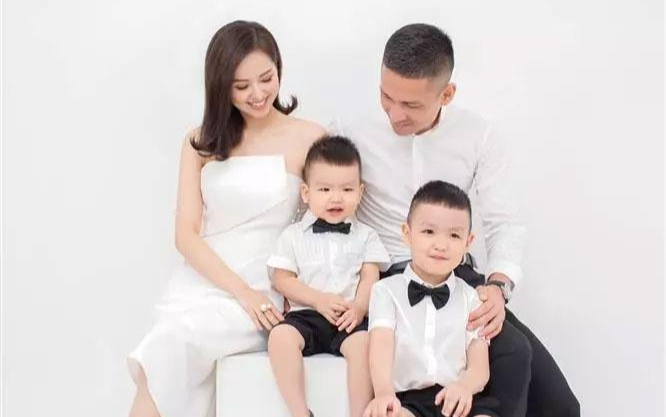 Phong cách thanh lí túi 'chuẩn người có điều kiện' của Tâm Tít