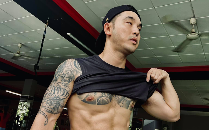 Ưng Hoàng Phúc Khoe body ở tuổi sát đầu 4 khiến cánh mày râu ganh tị