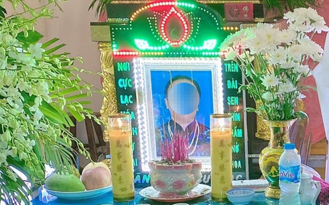 Người phụ nữ cùng con trai đi mua quan tài để làm đám tang giả cho chính mình