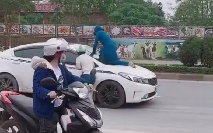 Đánh ghen 'căng đét': Vợ leo lên mui xe chặn đường, gào khóc dữ dội