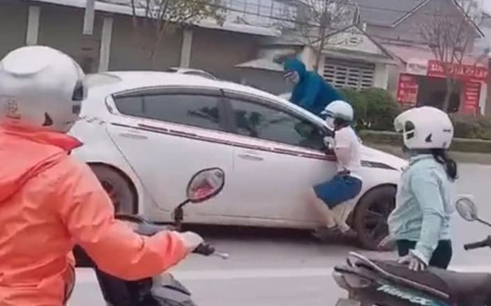 Vụ vợ leo lên mui xe đánh ghen: 'Chính thất' túm tóc và đá văng nhân tình của chồng vào vỉa hè