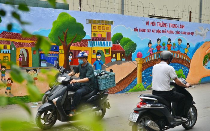 Bức tường phía sau nhà máy Rạng Đông 'lột xác' lung linh sau vụ cháy kinh hoàng