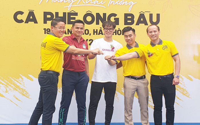 Hàng nghìn người hâm mộ Hải Phòng mừng Văn Toàn làm ông chủ quán cà phê Ông Bầu