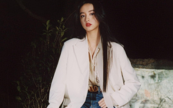 'Nàng thơ Chanel' Nhật Bản bị chỉ trích dữ dội khi dẫm chân lên áo Kimono