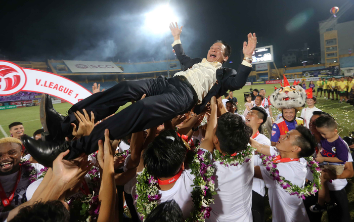 Bầu Hiển có buồn Hà Nội FC bị chê xấu xí?