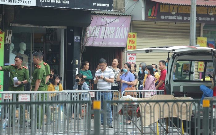 Phó Chủ tịch UBND TP Hà Nội thăm hỏi, động viên gia đình các nạn nhân trong vụ cháy khiến 4 người tử vong