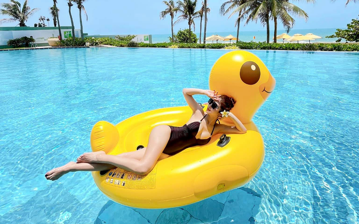 Gái 4 con Jennifer Phạm diện áo tắm khoe body tuyệt mỹ khiến fan 'phát sốt'