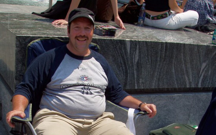 Đây là người đầu tiên trên thế giới mua iPhone nhưng lý do mua mới là điều bất ngờ