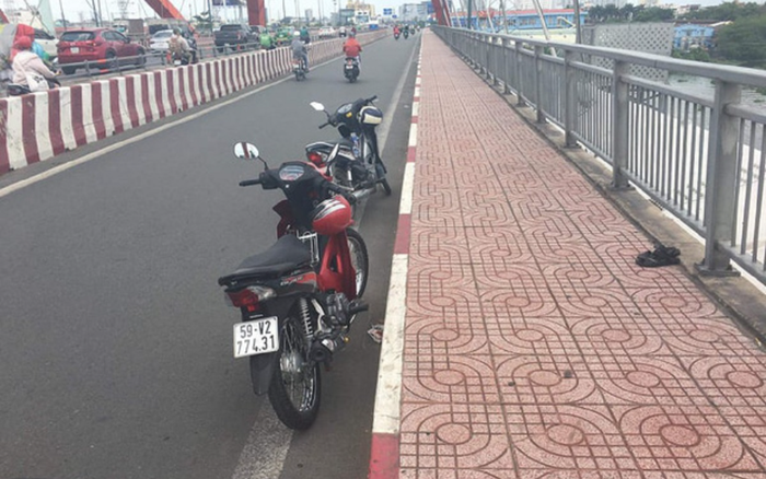Để lại xe máy, người phụ nữ bất ngờ nhảy xuống sông Sài Gòn trước sự chứng kiến của người đi đường