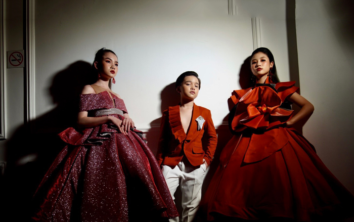 Dàn mẫu nhí trang điểm đậm, thần thái kiêu sa diễn đầm dạ hội