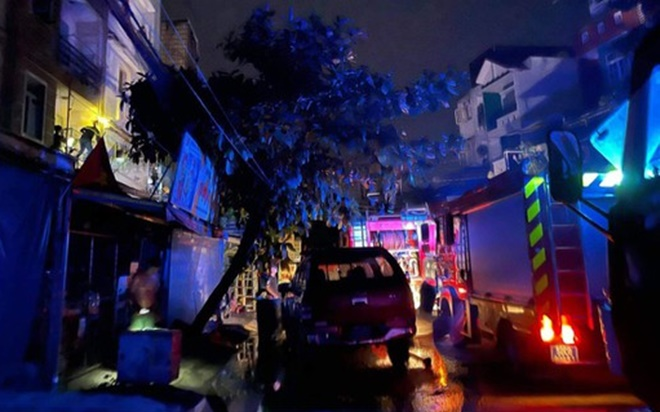 Giải cứu thành công 4 người mắc kẹt trong căn nhà bốc cháy trong đêm