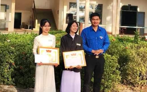 Khen thưởng hai nữ sinh nhặt được ví tiền trả lại cho người đánh rơi