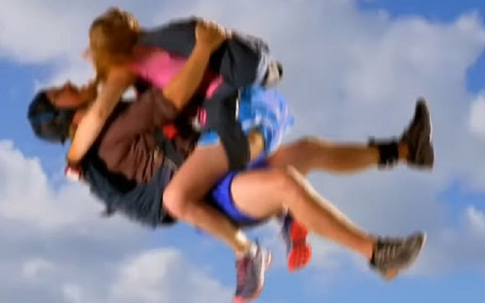 Ân ái khi đang nhảy dù, cặp đôi gặp cái kết ê chề