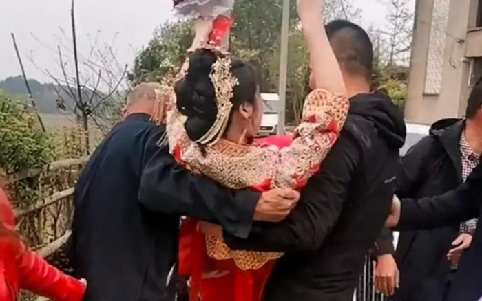 Bố chú rể bế cô dâu từ xe hoa vào nhà, biết sự thật dân mạng vẫn tranh cãi