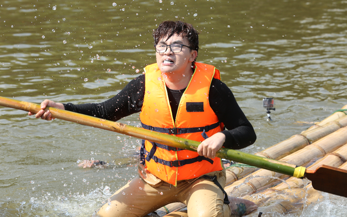 Chịu rét 10 độ C, MC Đại Nghĩa 'lao' xuống hồ tại Đà Lạt để giúp cụ bà 67 tuổi nghèo khó