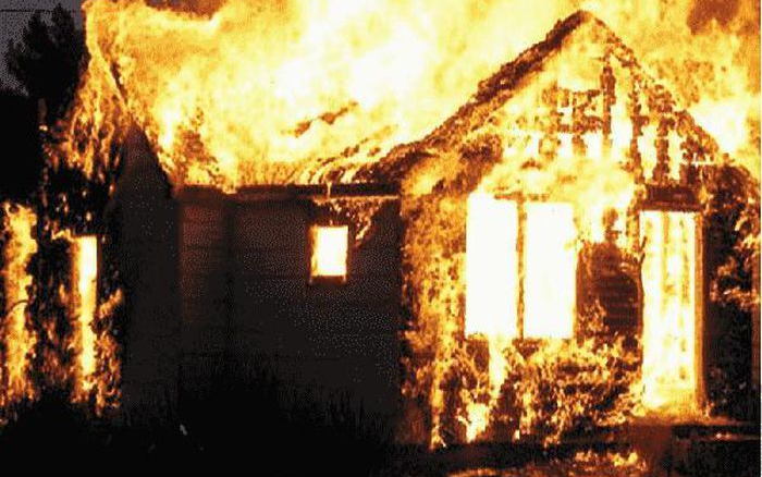 Cháy nhà lúc rạng sáng, một nam sinh lớp 9 tử vong