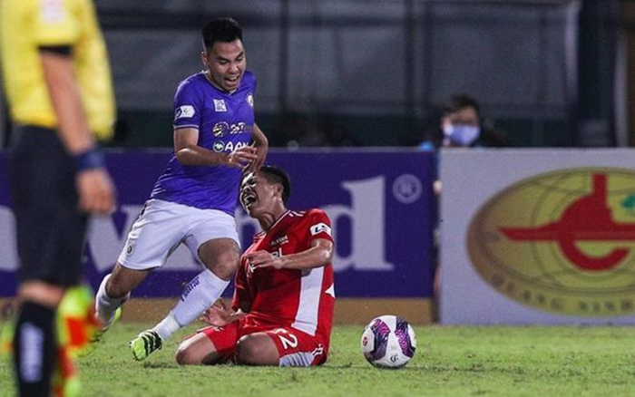 HLV Hà Nội FC: Trọng tài nặng tay khi đuổi Đức Huy