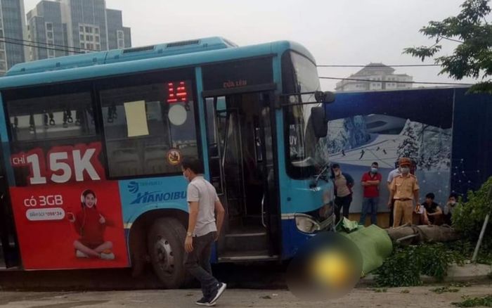 Hà Nội: Xe buýt bất ngờ mất lái, lao lên vỉa hè tông tử vong người đi bộ trước cổng KĐT Ciputra