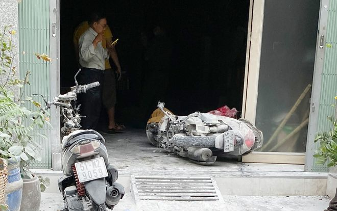 Người dân phá cửa khống chế đám cháy căn nhà 3 tầng ở TP.HCM