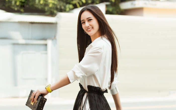 Không khoe vòng 1 nữa, Mai Phương Thúy mới lạ với váy buộc dây, ngỡ chạm là rơi