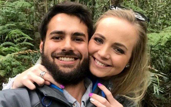 Cặp vợ chồng chết khỏa thân dưới vòi hoa sen, chủ khách sạn trở thành kẻ tình nghi số 1