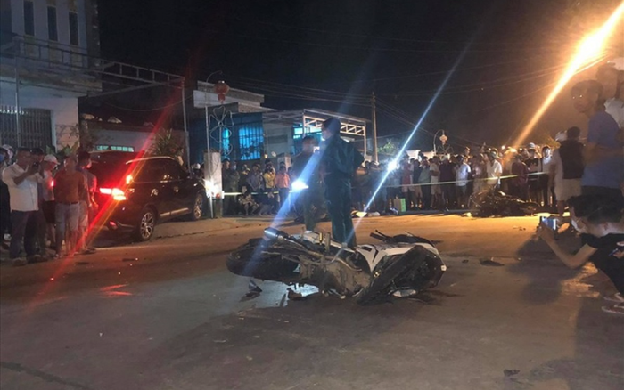 Ô tô mất lái tông loạt xe máy khiến 2 người tử vong tại chỗ, 3 người bị thương nặng