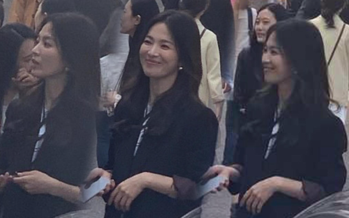 Bắt gặp Song Hye Kyo trên phố: Knet vỡ òa trước nhan sắc 'hoa ghen thua thắm, liễu hờn kém xanh'!