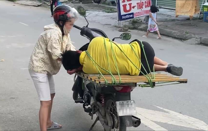 Chồng say xỉn trên bàn nhậu, vợ tới đón về theo cách đặc biệt khiến cả phố ngoái nhìn