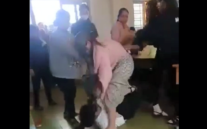 Xảy ra mâu thuẫn, nữ sinh gọi phụ huynh xông vào tận lớp đánh bạn