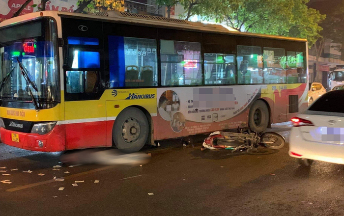 Hà Nội: Sang đường ẩu, người đàn ông bị xe buýt cuốn vào gầm tử vong