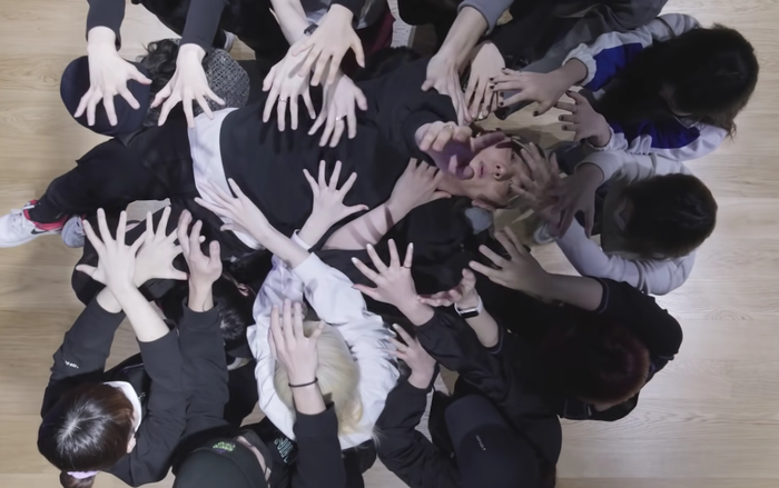 Làm lành chưa được bao lâu, YG đã đăng tải video Dance Practice của iKON nhằm 'khịa' Mnet