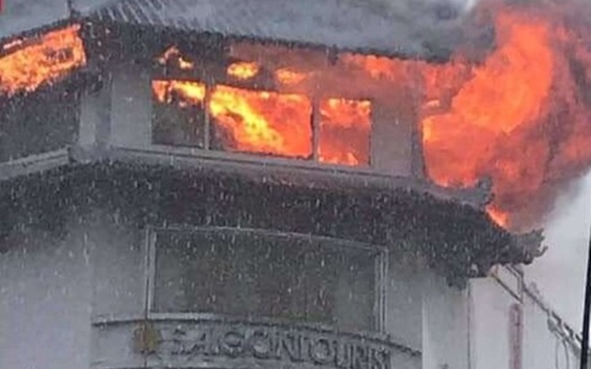 Khách sạn Đồng Khánh bất ngờ bốc cháy dữ dội trong cơn mưa lớn ở Sài Gòn