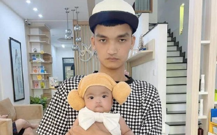 Biểu cảm hờn cả thế giới của con gái Mạc Văn Khoa khiến dân mạng không nhịn được cười