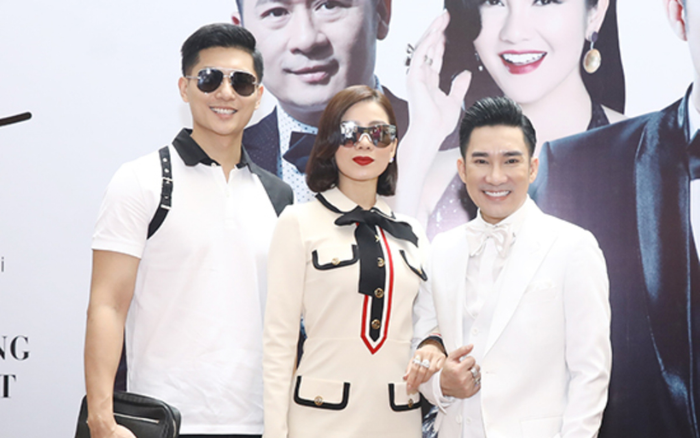 Lệ Quyên và tình trẻ Lâm Bảo Châu mặc đồ đồng điệu, tháp tùng nhau đi sự kiện tình tứ