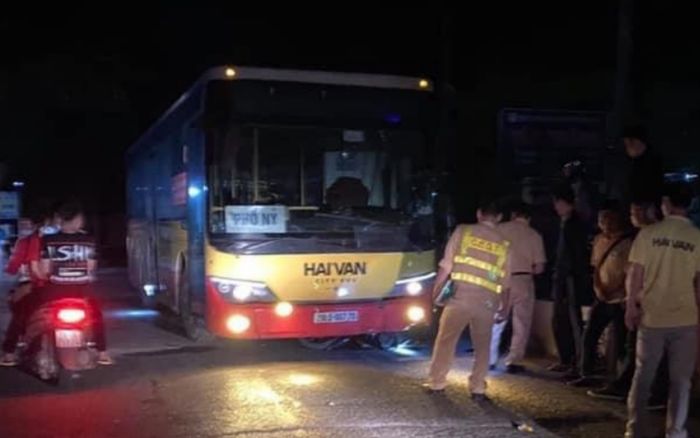 Hà Nội: Xe buýt Hải Vân va chạm với xe máy khiến 1 người tử vong thương tâm