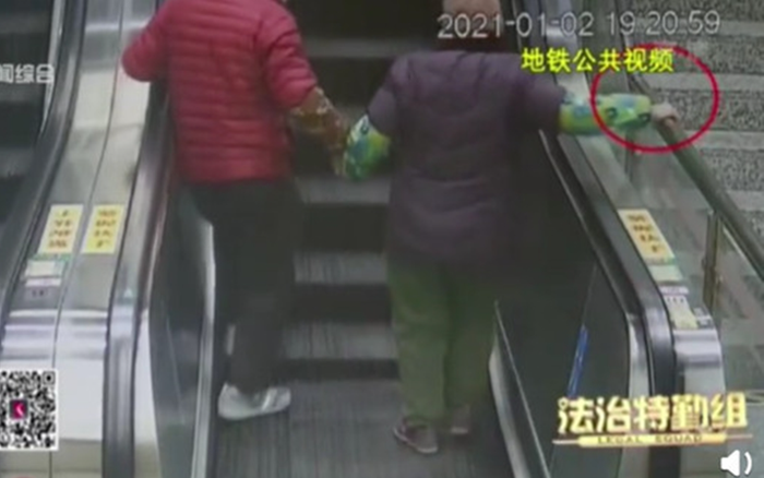 Nắm tay nhau cùng đi thang cuốn, cặp vợ chồng già gặp tai nạn thương tâm