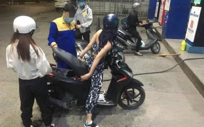 Gái xinh ngồi ì trên xe để đổ xăng, hành động kém duyên nhận cả 'rổ gạch đá' từ dân mạng