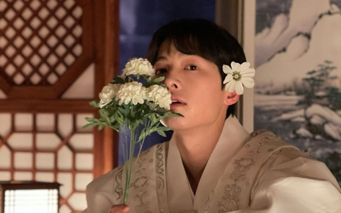 Song Joong Ki khoe nhan sắc đẹp như hoa ở tuổi 37, nên tái xuất với phim cổ trang như 'Sungkyunkwan'