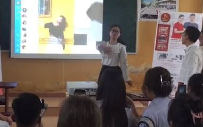 Cô giáo tự tin thể hiện tài lẻ, nhảy vũ điệu nổi tiếng ngay trên lớp khiến học trò thích thú