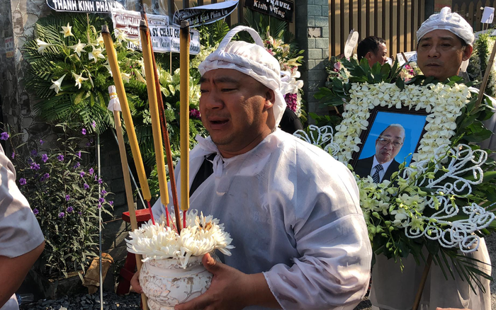 Hiếu Hiền khóc nghẹn suốt đoạn đường đưa linh cữu cố nghệ sĩ Đức Lang đến nơi hỏa táng