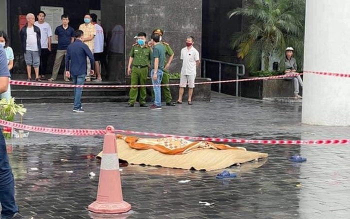 Hà Nội: Nam thanh niên bất ngờ rơi từ chung cư xuống đất tử vong